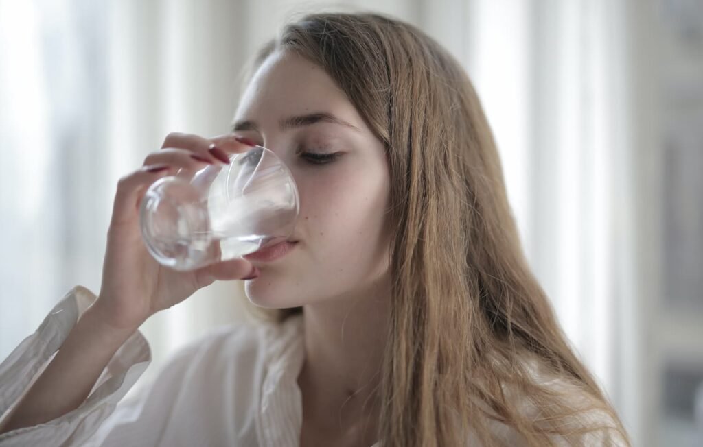 cura dei capelli, L’acqua, elemento fondamentale per la salute di capelli e cute