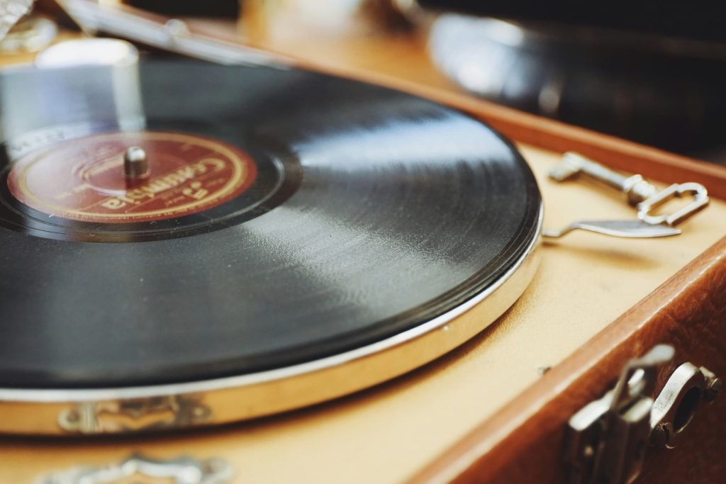 Sala Vinili Milano ristorazione tradizionale musica italiana Veramente Brera, La Sala Vinili di Veramente: un viaggio tra sapori e musica italiana
