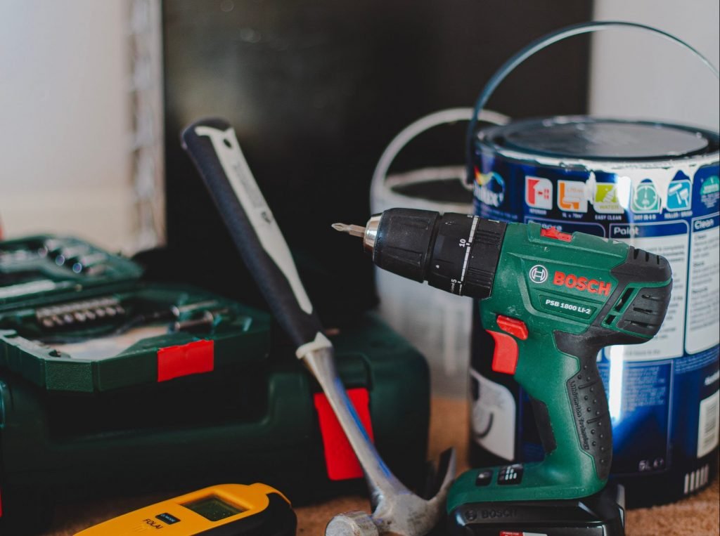 Anche il bricolage e le attività di fai da te sembrano avere effetti benefici sull’umore: il 28% degli italiani dichiara di dedicarcisi per sentirsi meglio.